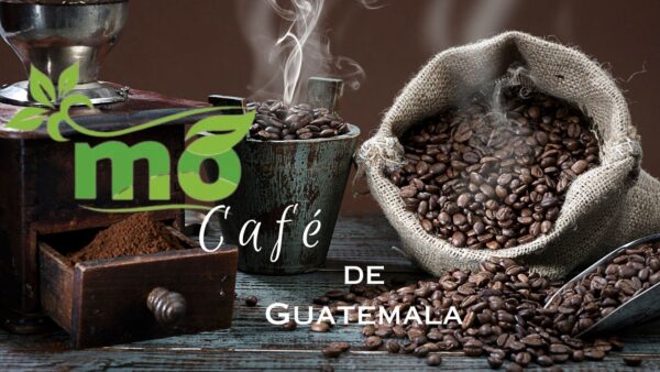 Logotipo de Menú Orgánica junto a sacos de café tostado de Guatemala sobre fondo rústico