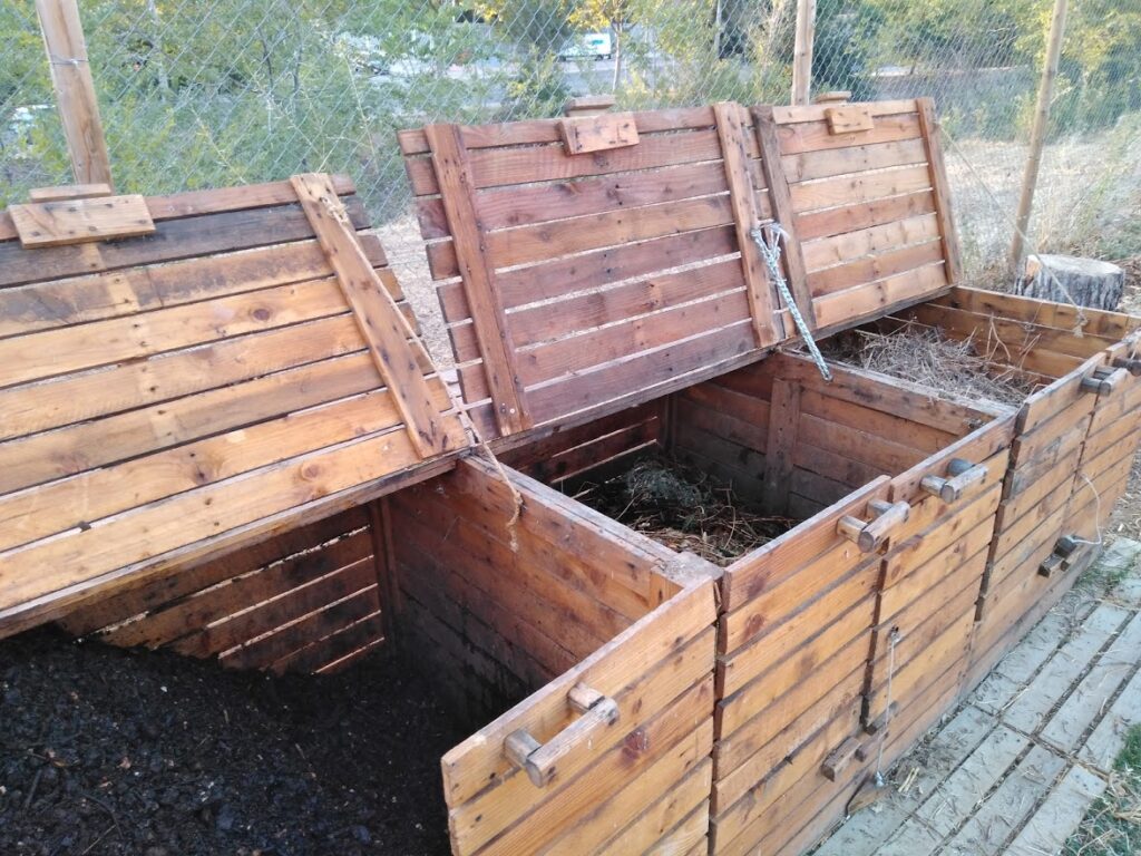 Ilustra una de las formas más populares y sencillas de hacer compost. Compostaje en cajones de madera