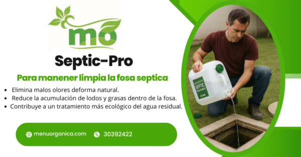 Hombre aplicando un tratamiento ecológico desde una caneca directamente a una fosa séptica en un jardín limpio